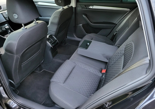 Skoda Superb cena 69900 przebieg: 132306, rok produkcji 2015 z Józefów małe 742